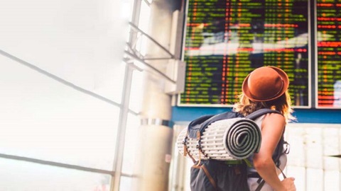 passagiers schuiven aan op tarmac om een vliegtuig van Ryanair binnen te gaan